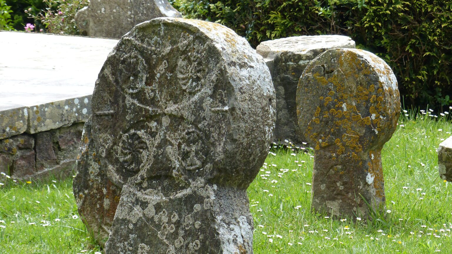 STELES DISCOIDALES CIMETIERE D'ARCANGUES